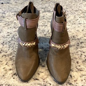 8.5 Olive Gianni Bini Bootie. never worn